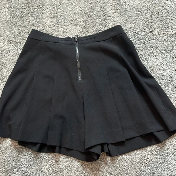 Alice + Olivia Mini Pleated shorts - Picture 8 of 8